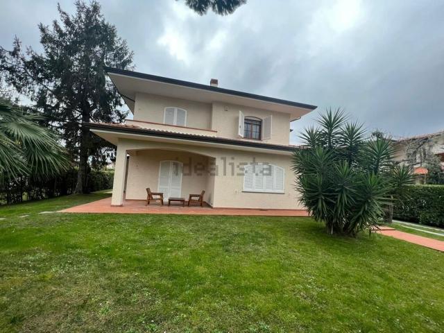 Case e ville in affitto di 250 m² in Via Sant&apos Elme