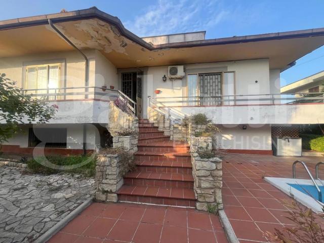 Case e ville in affitto di 250 m² in Via Vittorio Veneto