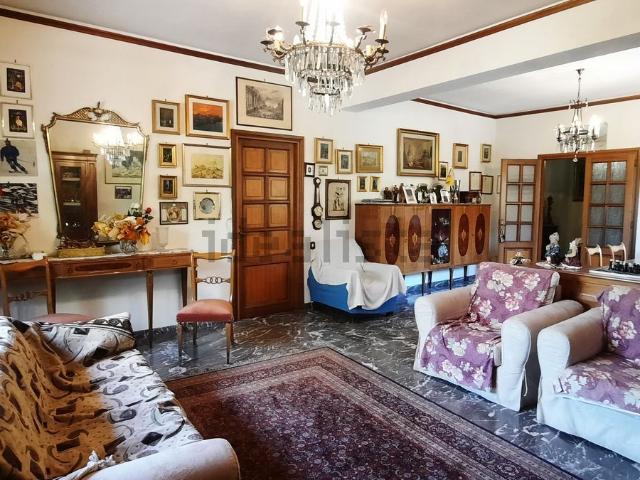 Case e ville in affitto di 250 m² in Vico Squarano