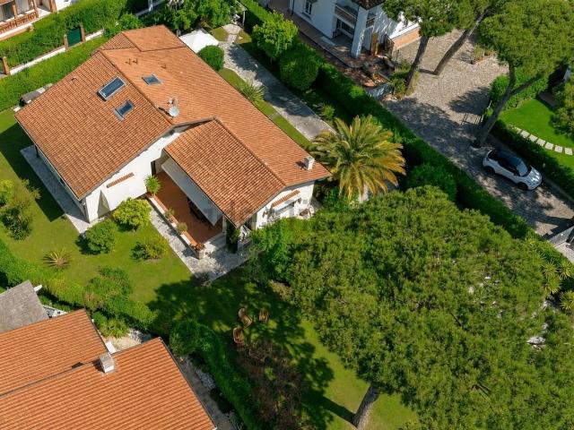 Case e ville in affitto di 260 m² in Via Trento