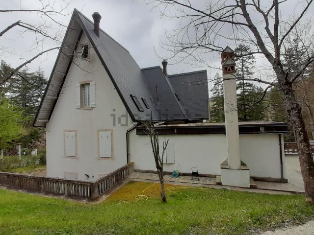 Case e ville in affitto di 270 m² in Via pineta