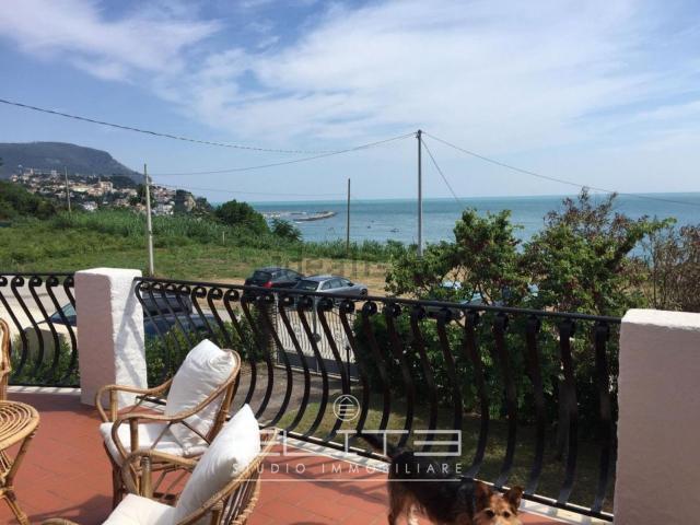 Case e ville in affitto di 280 m² in Via Mare Verde