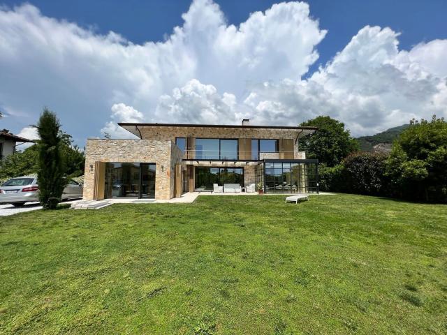 Case e ville in affitto di 280 m² in Via Romana Est