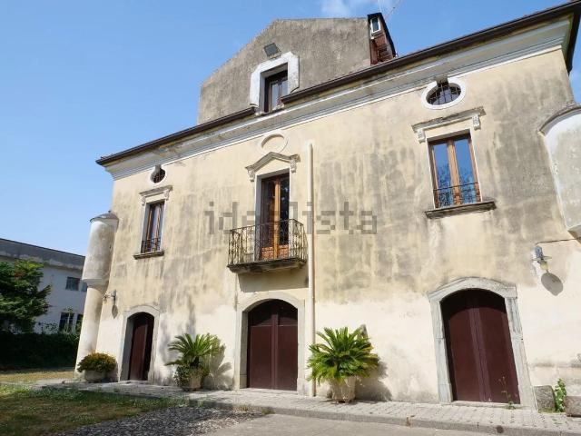 Case e ville in affitto di 300 m² in Via Rettifilo Filette