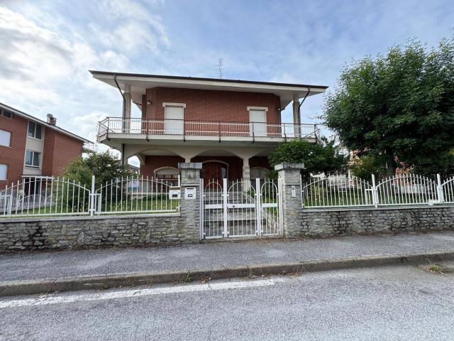 Case e ville in affitto di 311 m² in Via delle Ginestre, 4