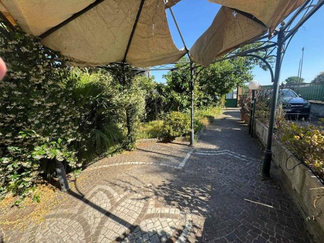Case e ville in affitto di 320 m²