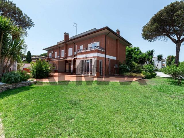 Case e ville in affitto di 320 m² in Via Aristippo