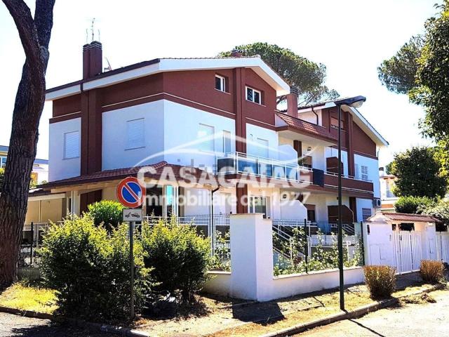 Case e ville in affitto di 320 m² in Via Aristonida