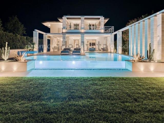 Case e ville in affitto di 350 m² in Viale Versilia, 128