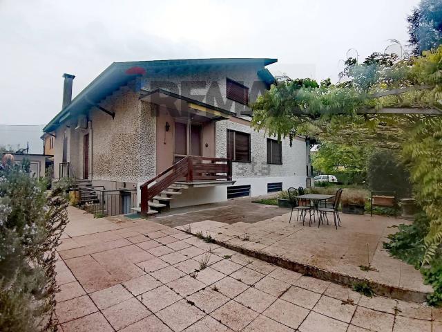 Case e ville in affitto di 350 m² in Strada Privata Cremonesi, 15