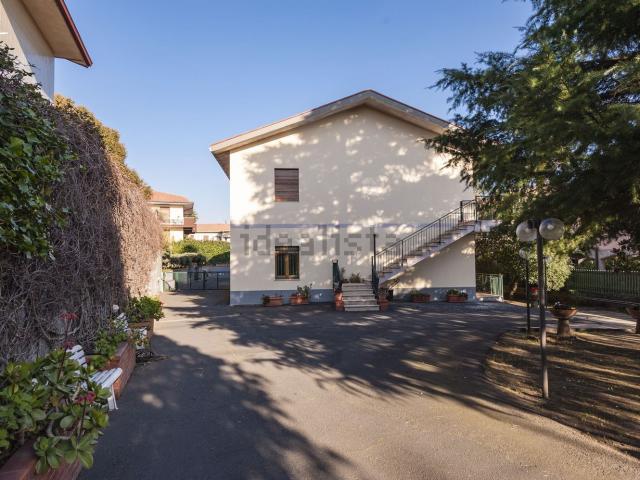 Case e ville in affitto di 365 m² in Via luigi pirandello