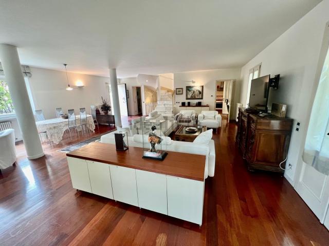 Case e ville in affitto di 370 m² in Via Lorenzo dei Medici