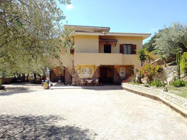 Case e ville in vendita di 400 m² in Traversa Monte Furru, 21