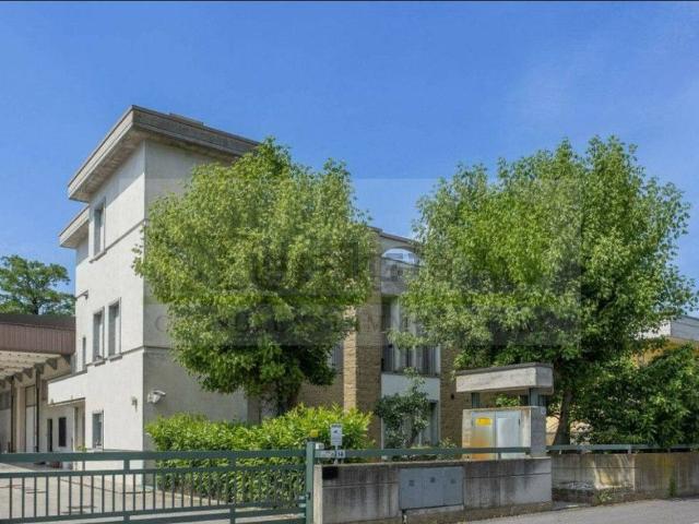 Case e ville in vendita di 400 m² in Via C. Battisti