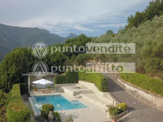 Case e ville in vendita di 400 m² in Via Colletto Zacconi, 2