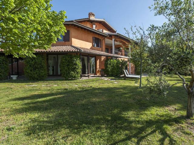 Case e ville in vendita di 400 m² in Via Colle dell&apos Uliveto
