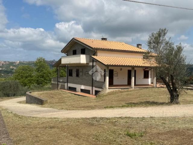 Case e ville in vendita di 400 m² in Via Commenda