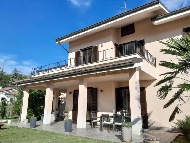Case e ville in vendita di 400 m² in Via Costanza, 8
