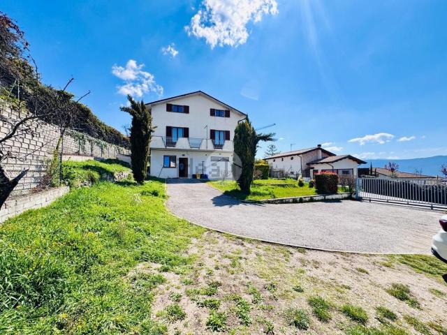 Case e ville in vendita di 400 m² in Via Caduti di Via Fani, 4