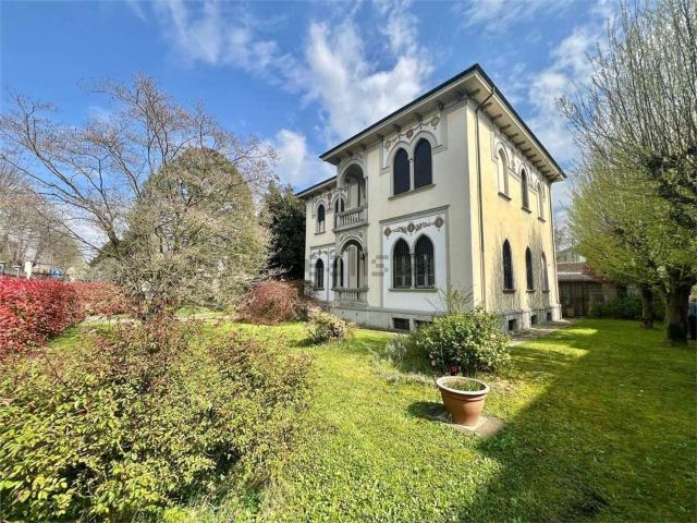 Case e ville in vendita di 400 m² in Via Carlo Cavallini