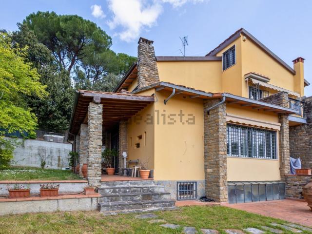 Case e ville in vendita di 400 m² in Via Carlo Borrani, 1