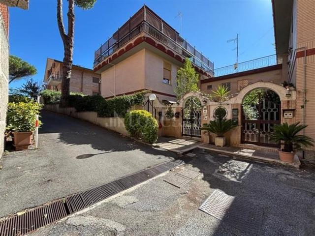 Case e ville in vendita di 400 m² in Via Casal Saraceno