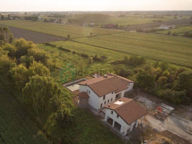 Case e ville in vendita di 400 m² in Via Casenove