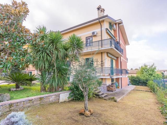 Case e ville in vendita di 400 m² in Via Castagnole, 49