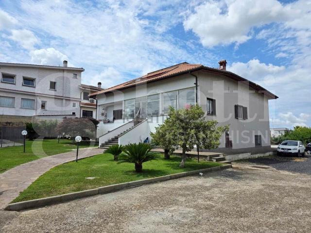 Case e ville in vendita di 400 m² in Via Castelbarco, 67