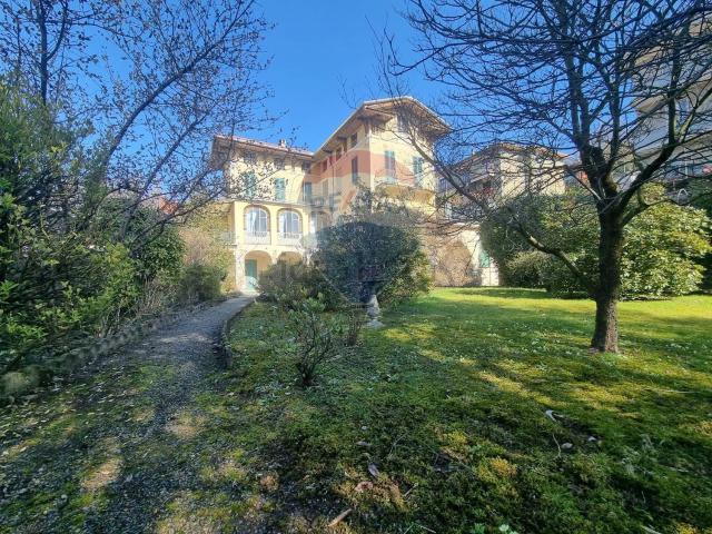 Case e ville in vendita di 400 m² in Via Antonio Serpentiero, 34