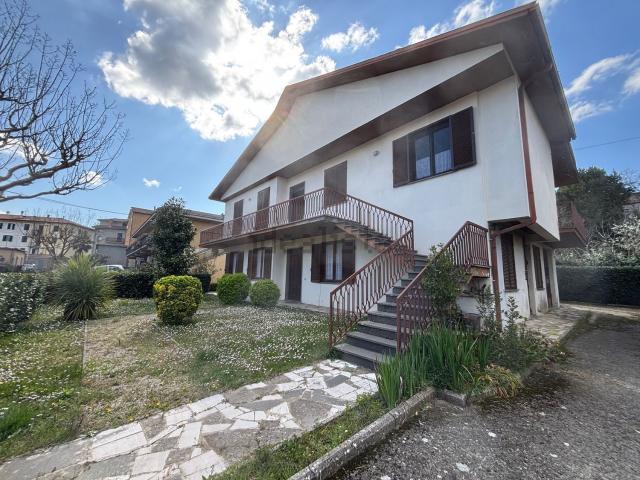 Case e ville in vendita di 400 m² in Via Andrea Zerbini