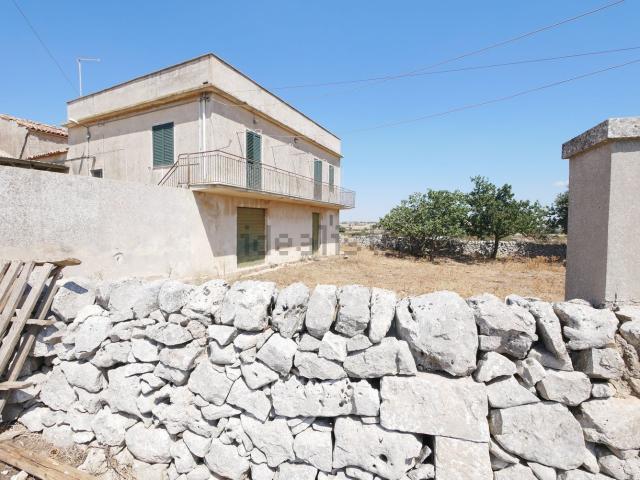Case e ville in vendita di 400 m² in Via Africa