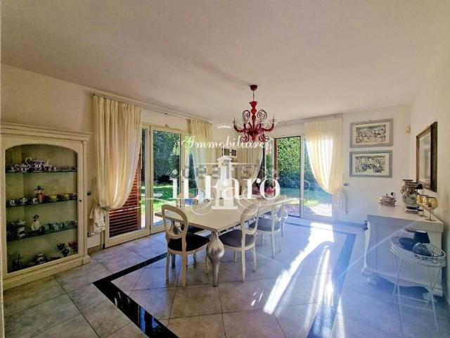 Case e ville in vendita di 400 m² in Via B. Genovesi Sud, 114