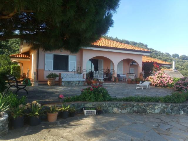 Case e ville in vendita di 400 m² in Via Belvedere
