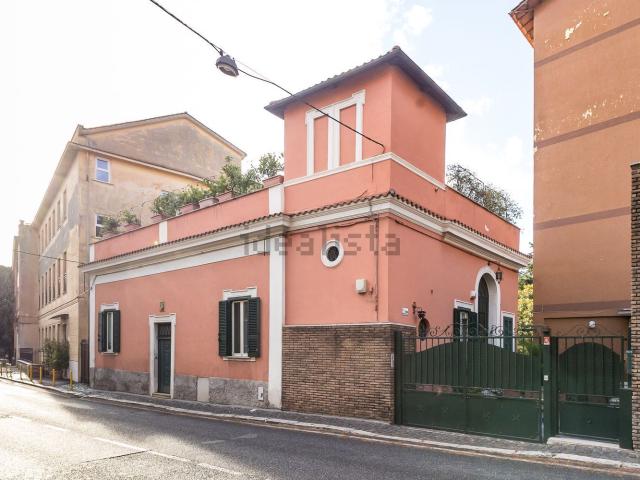 Case e ville in vendita di 400 m² in Via Brigida Postorino