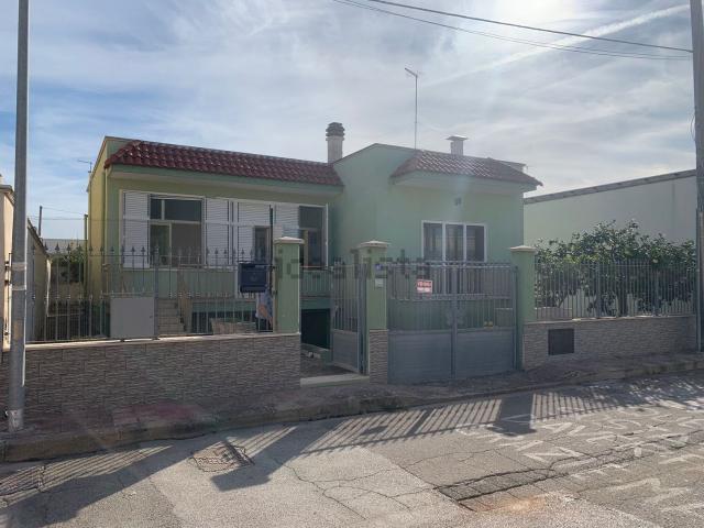 Case e ville in vendita di 400 m² in Via G. Deledda, 11