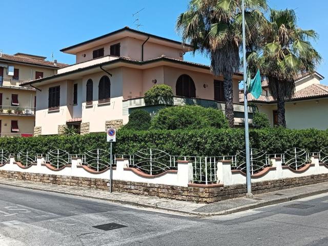 Case e ville in vendita di 400 m² in Via Giotto, 2