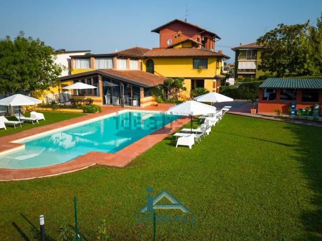 Case e ville in vendita di 400 m² in Via Dolci