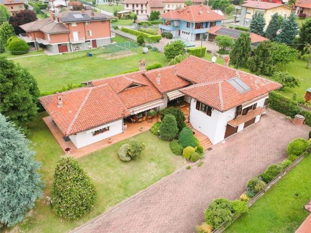 Case e ville in vendita di 400 m² in Via dei Tigli, 14