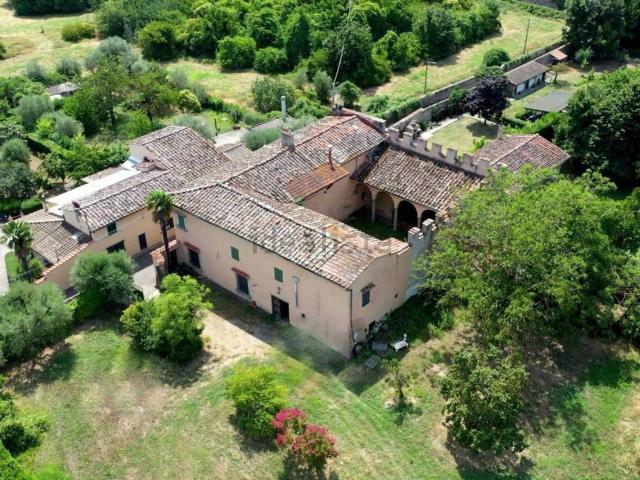 Case e ville in vendita di 400 m² in Via del Crocifisso del Lume