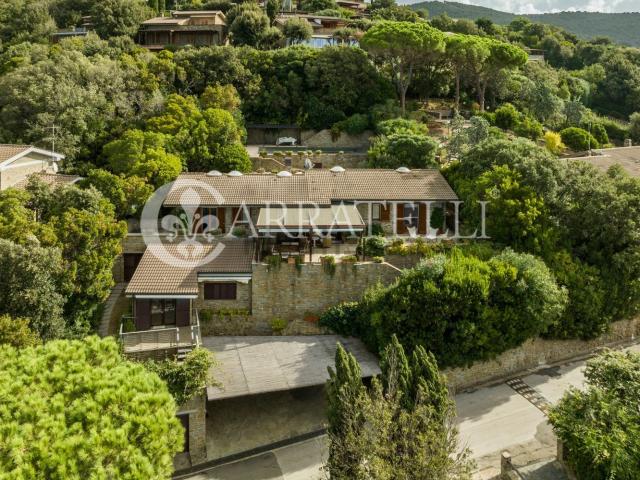 Case e ville in vendita di 400 m² in Via Del Golf, 10