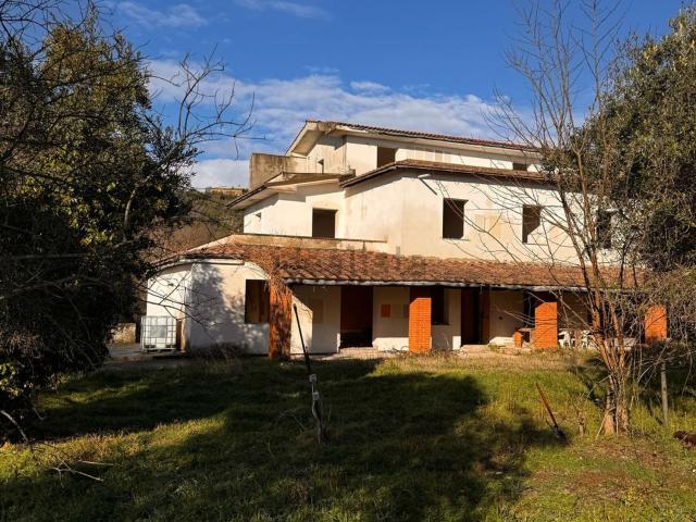 Case e ville in vendita di 400 m² in Via della Grotta Giusti, 814