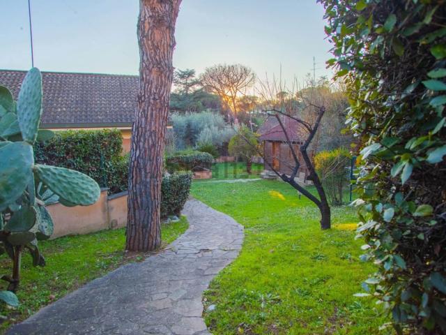 Case e ville in vendita di 400 m² in Via della Nocetta, 171