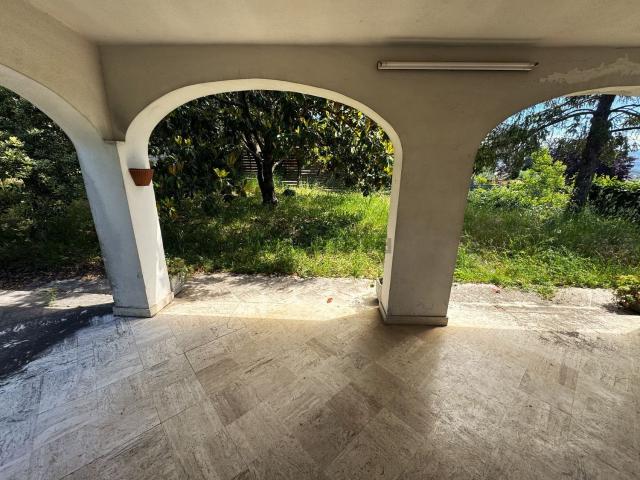 Case e ville in vendita di 400 m² in Via delle Giunchiglie, 14