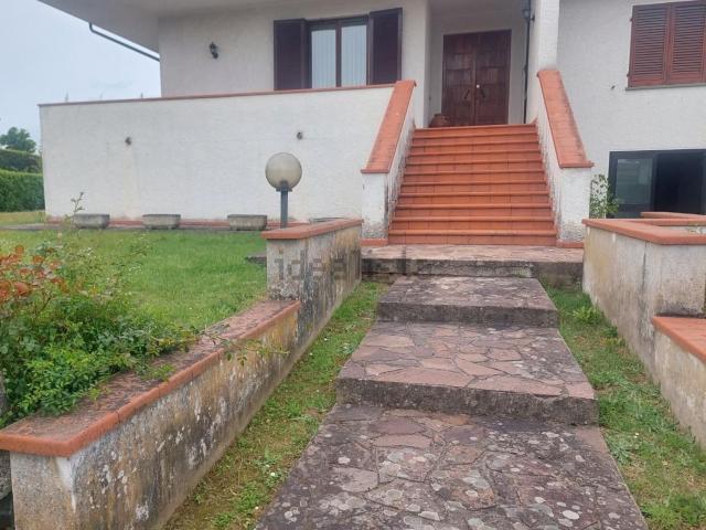 Case e ville in vendita di 400 m² in Via delle Pinete