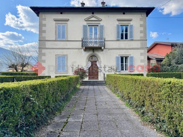 Case e ville in vendita di 400 m² in Via di Coreglia, 32