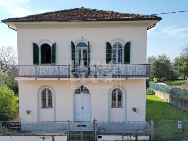 Case e ville in vendita di 400 m² in Via di belvedere