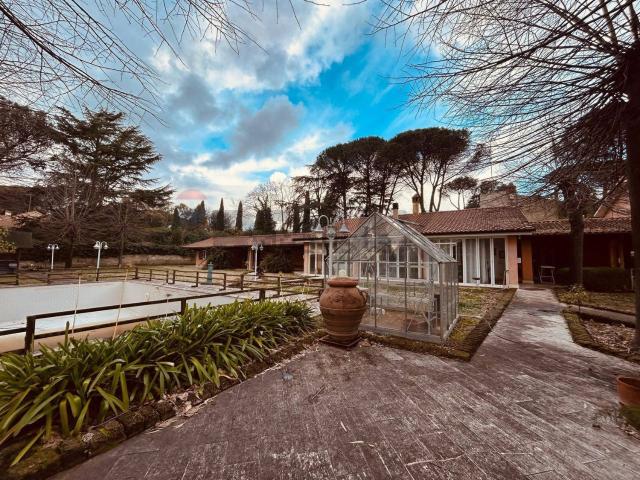 Case e ville in vendita di 400 m² in Via di Santa Maria di Galeria, 504