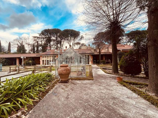 Case e ville in vendita di 400 m² in Via di Santa Maria di Galeria, 504