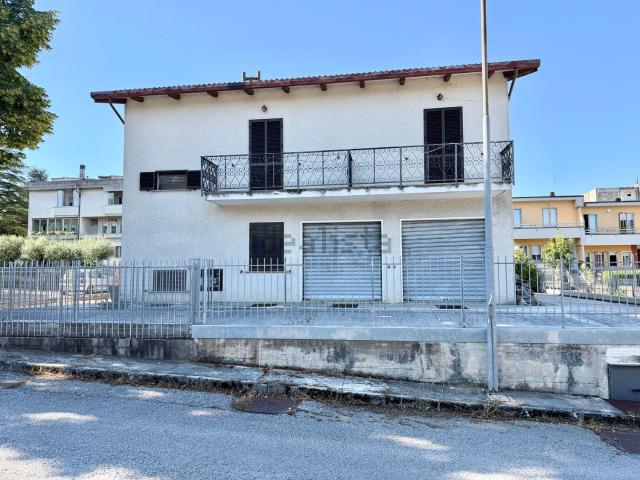 Case e ville in vendita di 400 m² in Via Dudelange